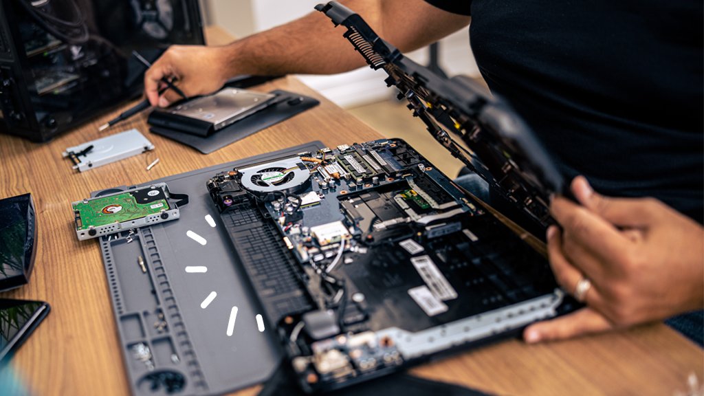 Laptop szétszerelve javítás közben
